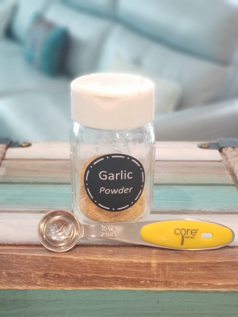 garlic powder with measuring spoon