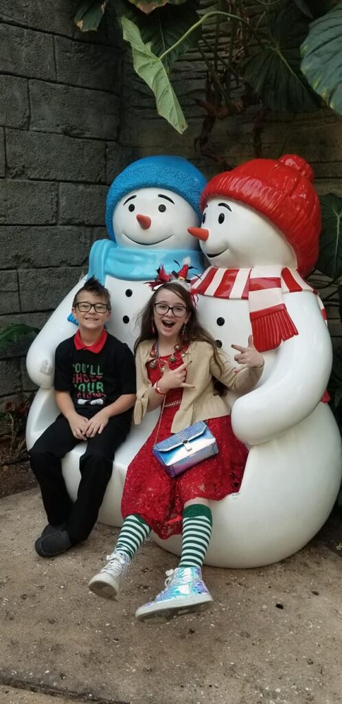 gaylord palms ICE - 2 kids sitting on snowman
