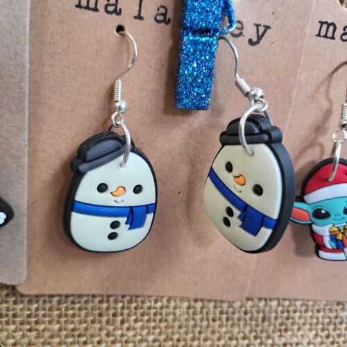 squishmellow snowman earrings