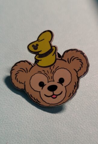 duffy bear pin with goofy hat *THRIFT)
