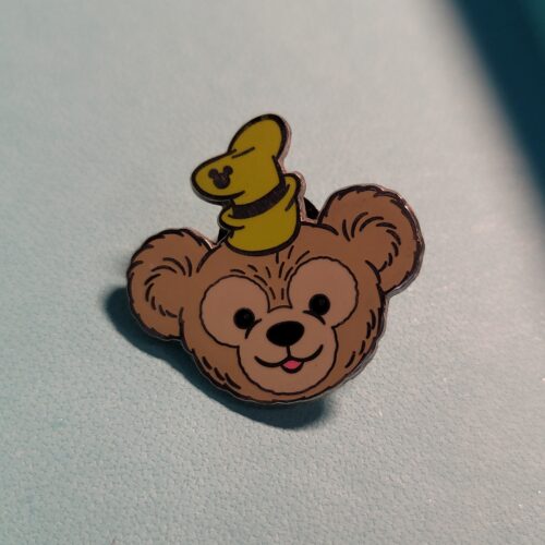 duffy bear pin with goofy hat *THRIFT)